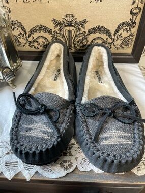 Minnetonka grey faux fur lined slippers women’s 9